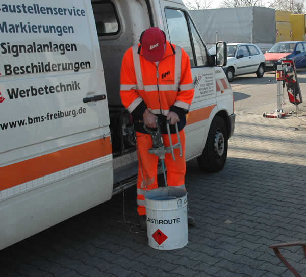 Anr&uuml;hren der Klebemasse