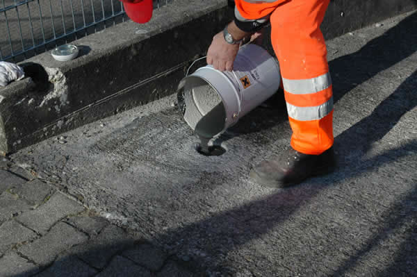 Verf&uuml;llen der Mulde mit Acrylatkleber