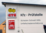 Firmenschild beleuchtet