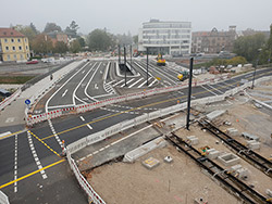 Baustellensicherung beim Bau der Gleise über die neue Kronenbrücke in Freiburg