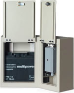 Radardetektor und Akku befinden sich hinter den abschließbaren Klappen.